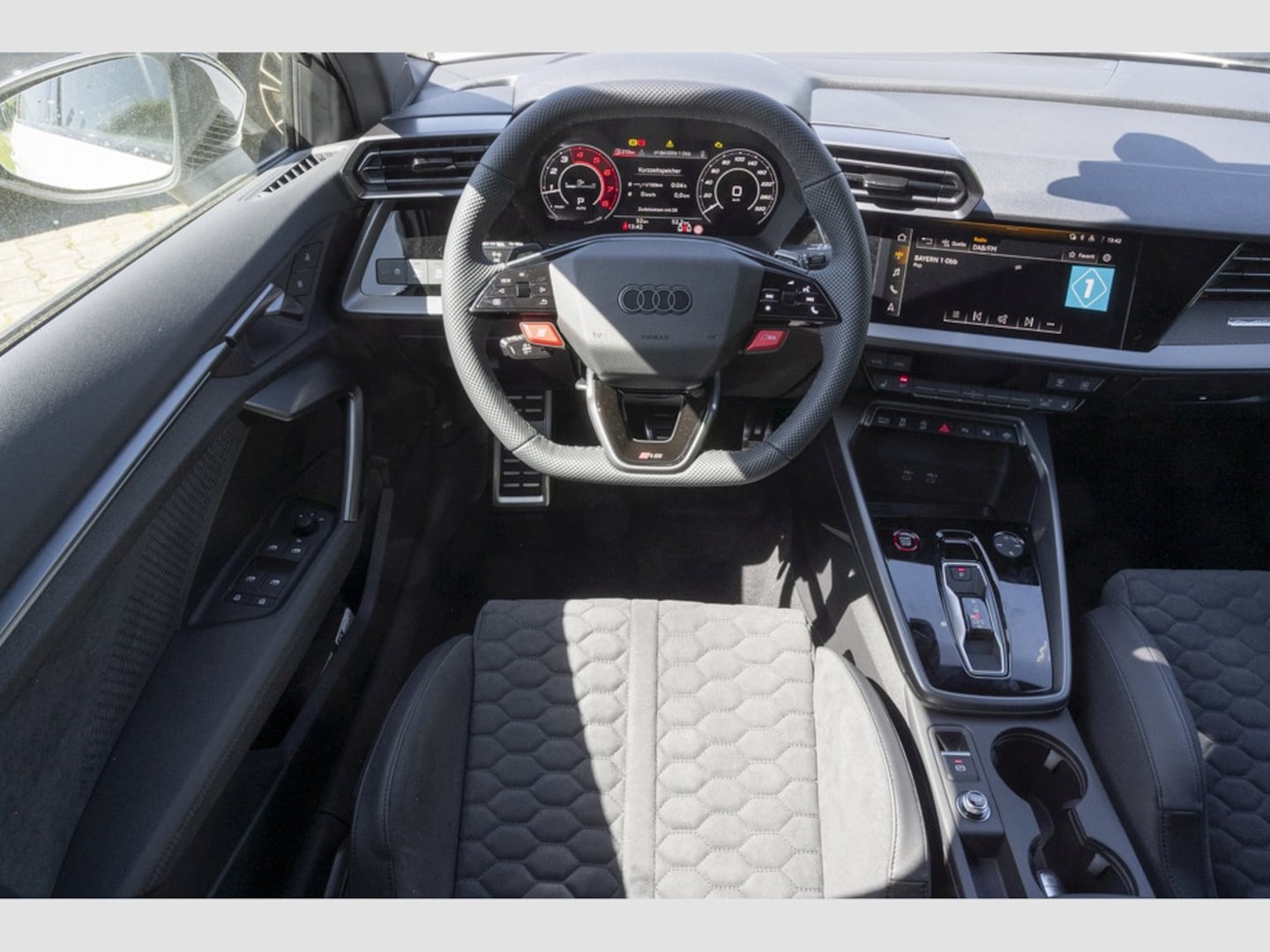Bild über Audi RS 3 Sportback TFSI quattro 294 kW S tronic - für weitere Informationen kontaktieren Sie den Audi Partner