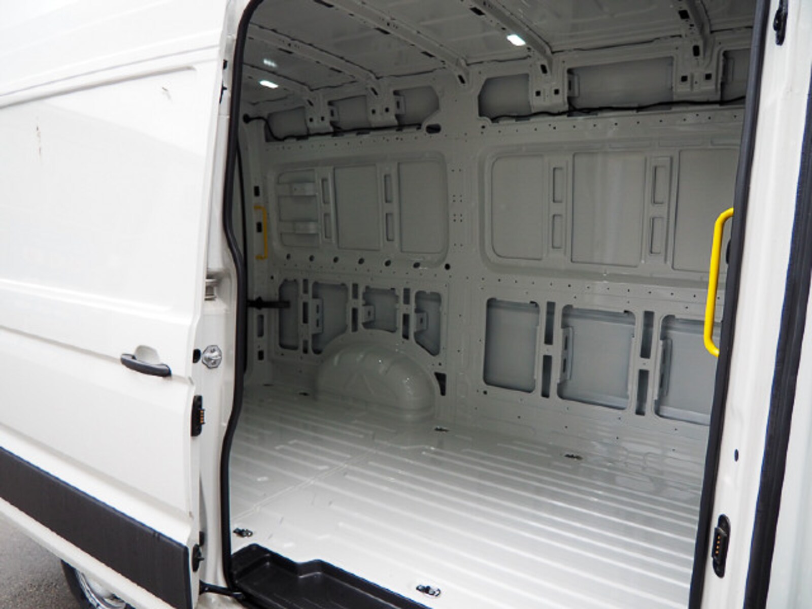 Volkswagen Crafter Kasten mittlerer Radstand – Bild 9
