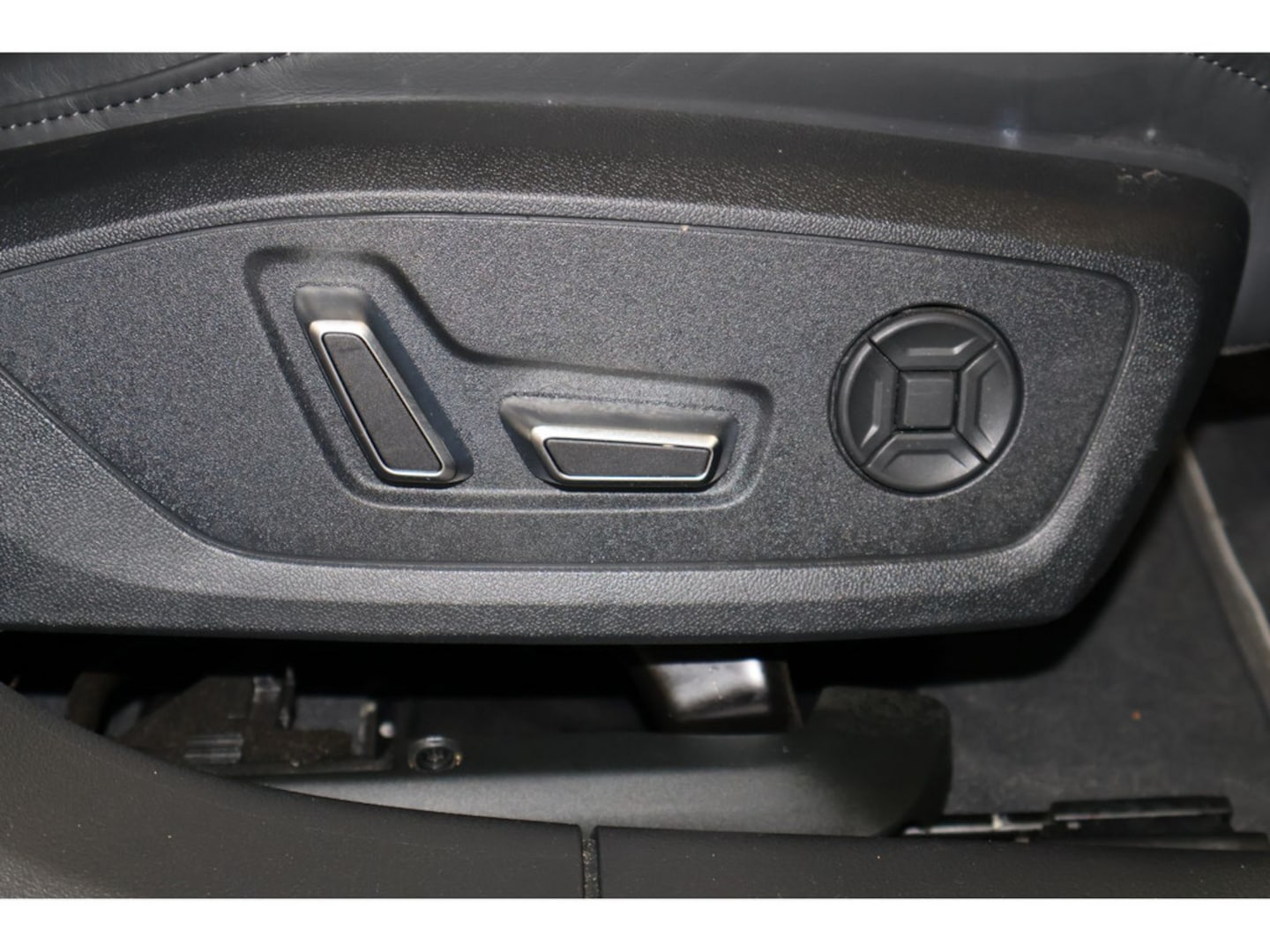 Bild über Audi S6 Avant TDI quattro tiptronic - für weitere Informationen kontaktieren Sie den Audi Partner
