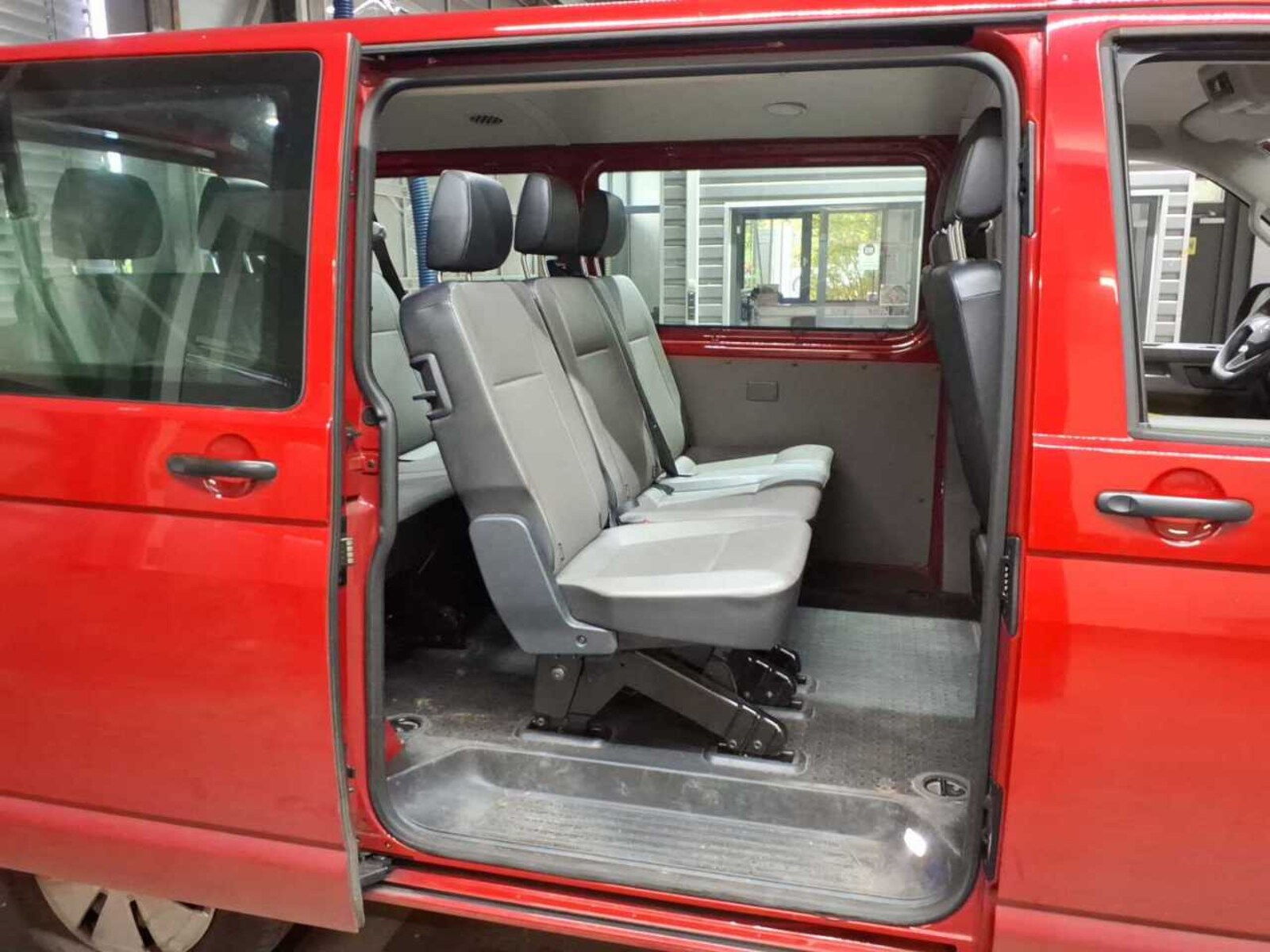 Volkswagen T6.1 Transporter Kombi kurzer Radstand – Bild 10