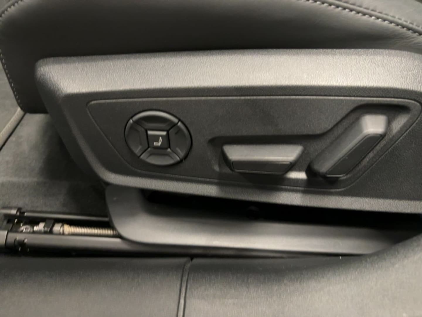 Bild über Audi A6 Avant TDI quattro 150 kW S tronic - für weitere Informationen kontaktieren Sie den Audi Partner