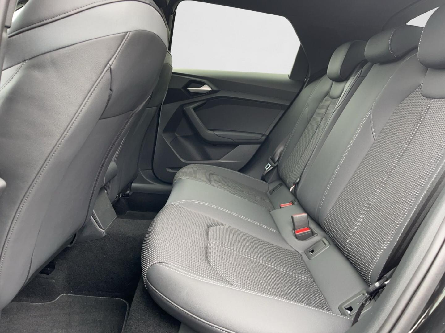 Bild über Audi A1 Sportback S line 30 TFSI S tronic - für weitere Informationen kontaktieren Sie den Audi Partner