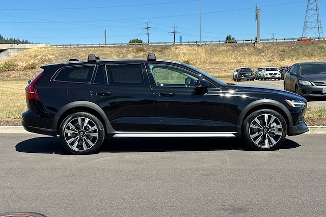2025 Volvo V60 Cross Country