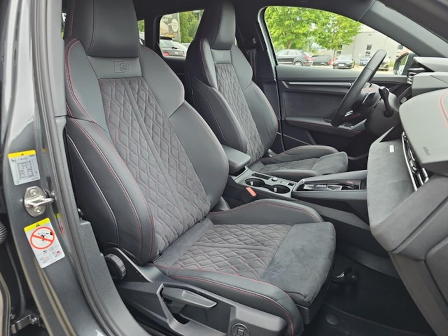 Bild über Audi S3 Sportback TFSI quattro S tronic - für weitere Informationen kontaktieren Sie den Audi Partner