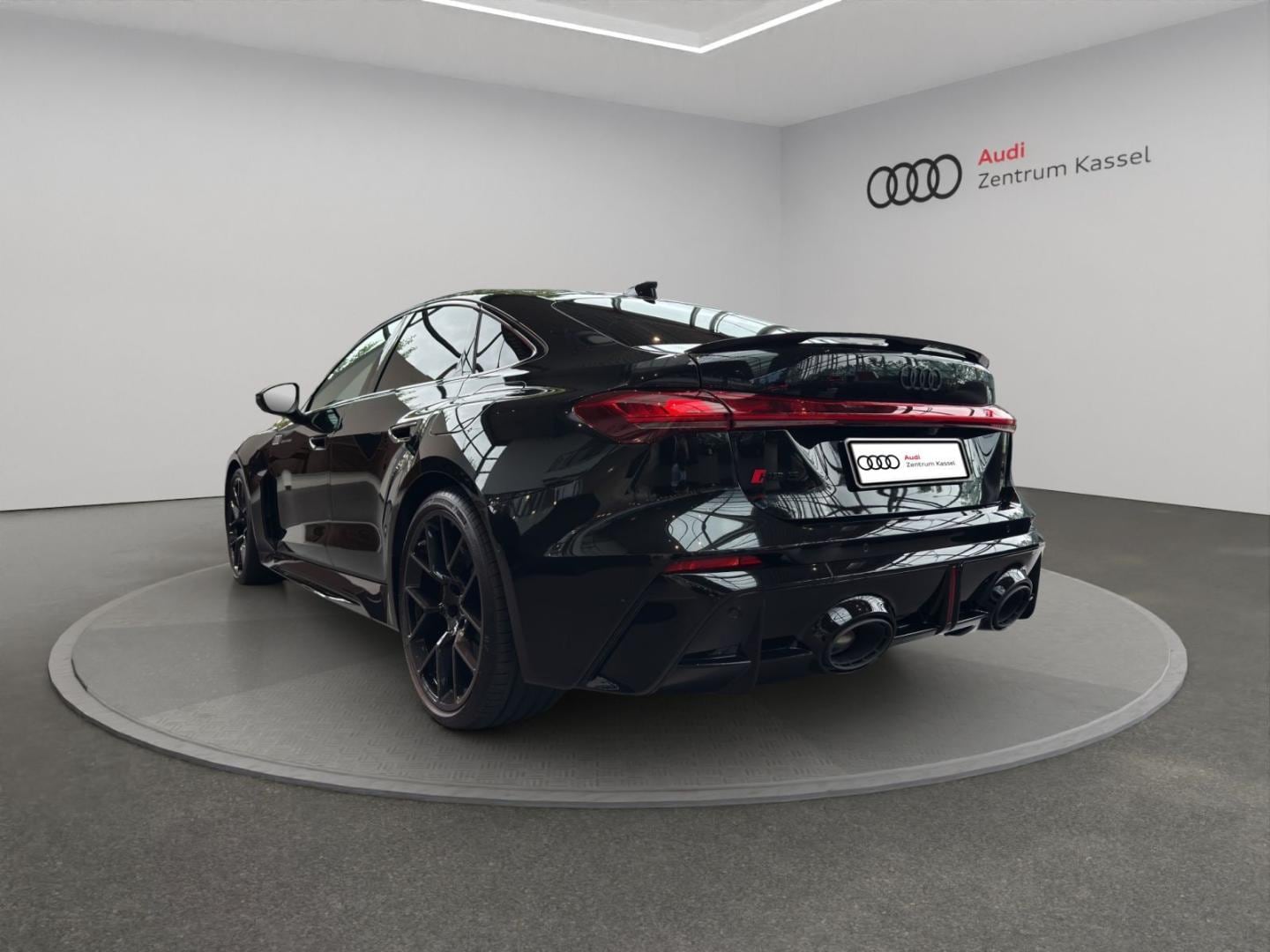 Bild über Audi RS 5 Limousine TFSI quattro 470 kW tiptronic - für weitere Informationen kontaktieren Sie den Audi Partner