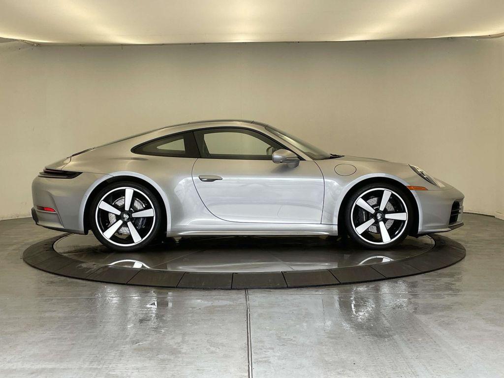 2026 Porsche 911 T - Photo 8