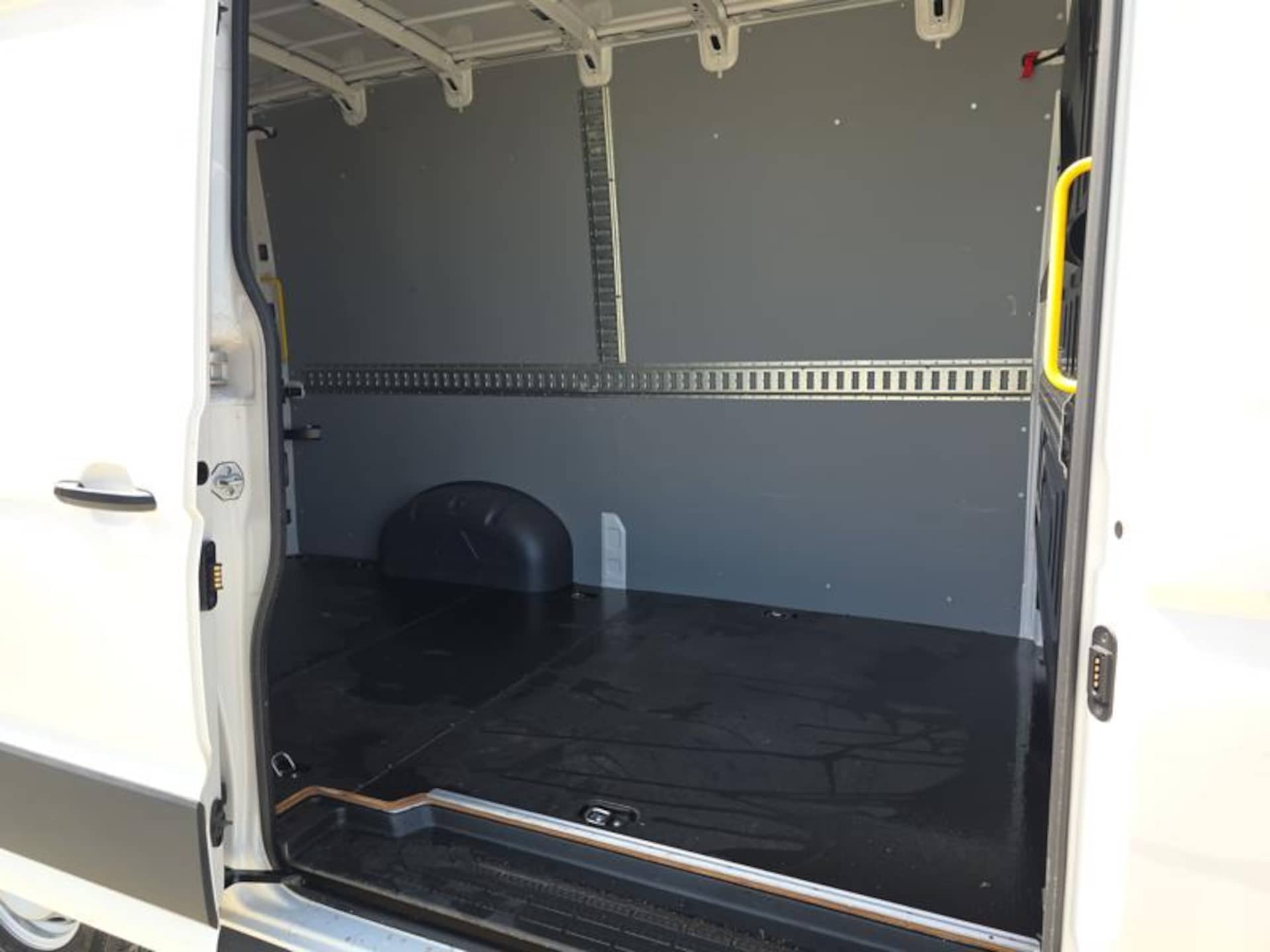 Volkswagen Crafter Furgon średni rozstaw osi