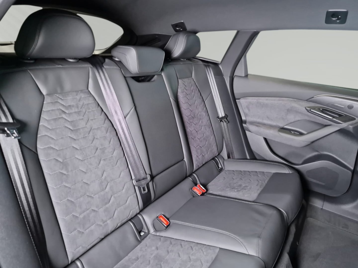 Bild über Audi A6 Avant e-tron S line business e-tron performance 270 kW - für weitere Informationen kontaktieren Sie den Audi Partner