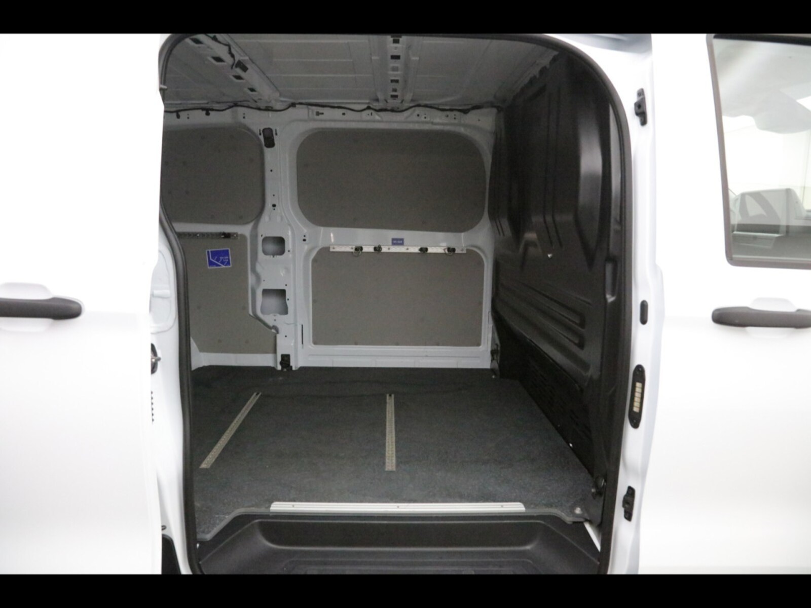 Volkswagen Transporter Kasten langer Radstand – Bild 7