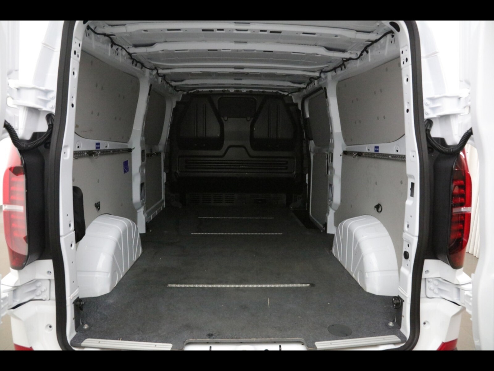 Volkswagen Transporter Kasten langer Radstand – Bild 9