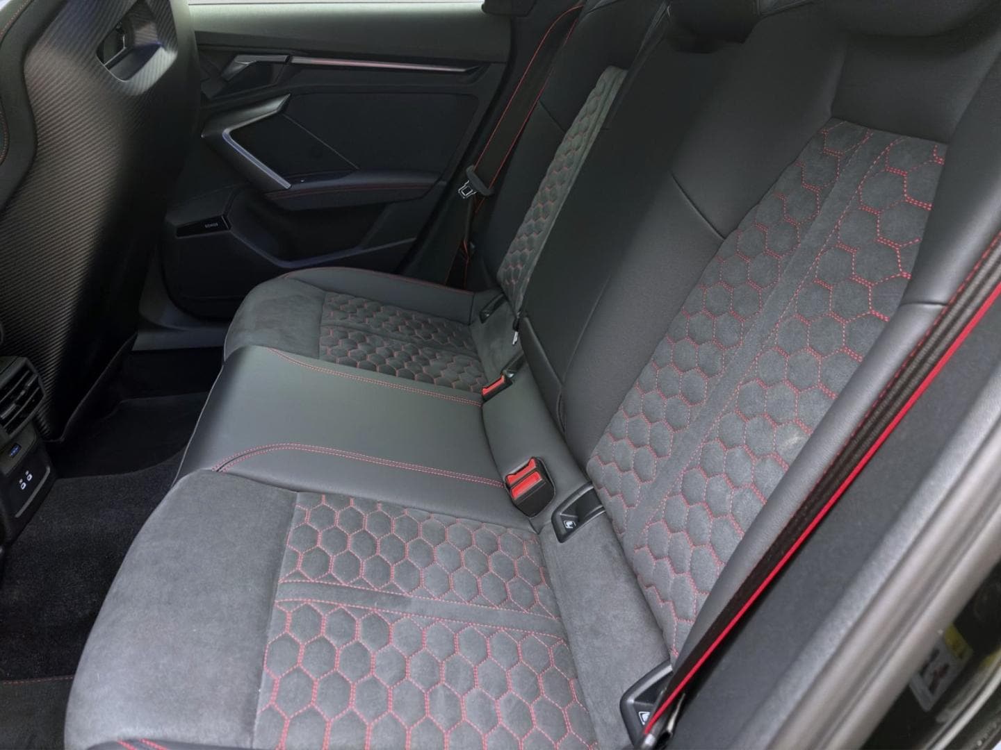 Bild über Audi RS 3 Limousine TFSI quattro 294 kW S tronic - für weitere Informationen kontaktieren Sie den Audi Partner