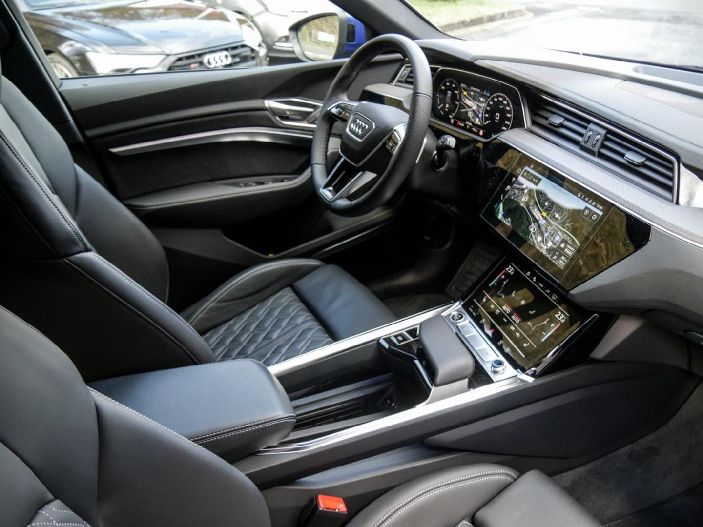 Bild über Audi Q8 e-tron S line 50 e-tron quattro - für weitere Informationen kontaktieren Sie den Audi Partner