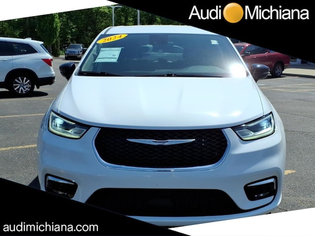 Photo of 2024 Chrysler Pacifica 