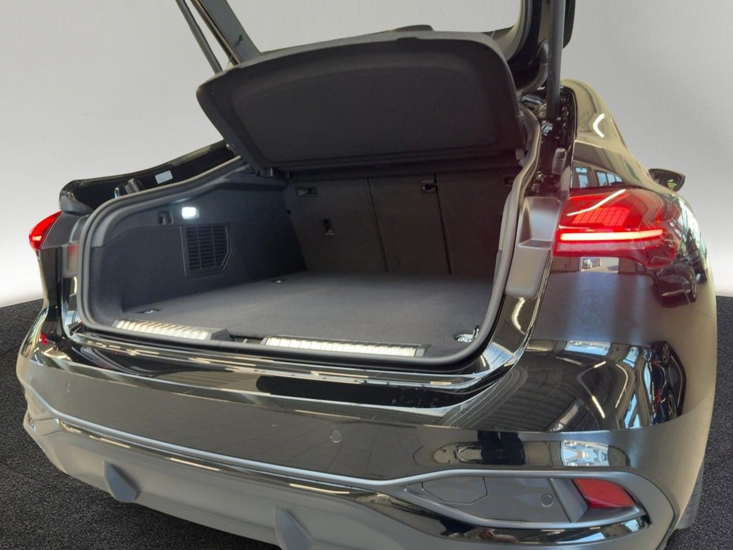 Bild über Audi A5 Limousine e-hybrid e-hybrid quattro 270 kW S tronic - für weitere Informationen kontaktieren Sie den Audi Partner