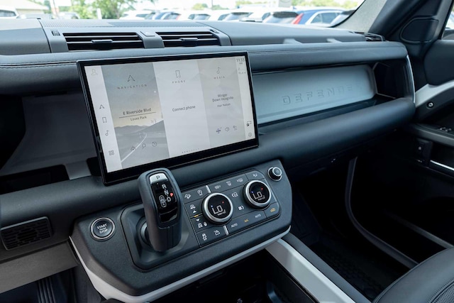 2025 Land Rover Defender S - Photo 18
