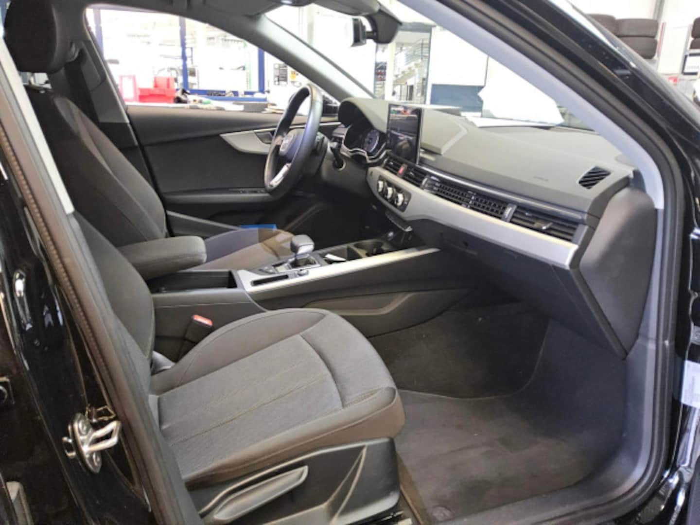 Bild über Audi A4 Avant S line 40 TFSI S tronic - für weitere Informationen kontaktieren Sie den Audi Partner
