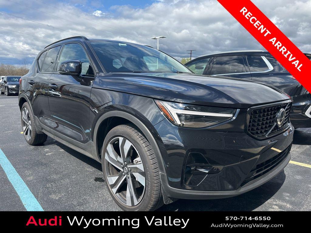 2025 Volvo XC40 B5 Plus Dark AWD's photo