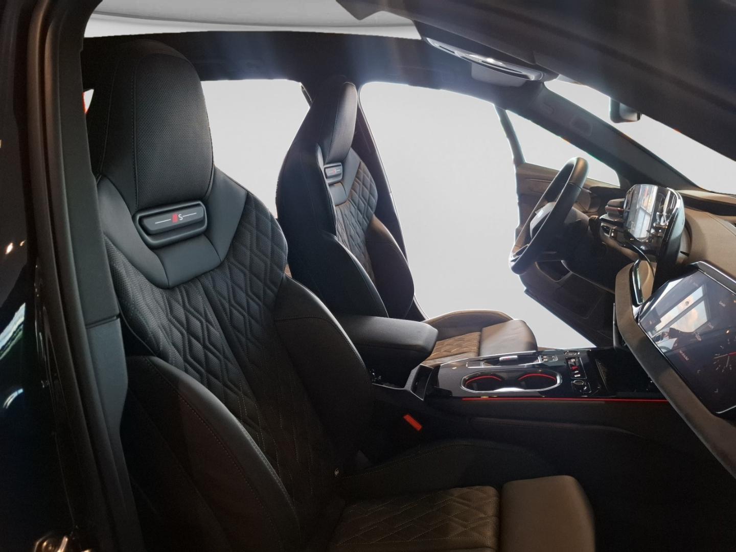 Bild som visar&nbsp;Audi A6 Avant&nbsp;A6 Avant TDI quattro S line 150 kWS tronic - för mer information kontakta din Audi Partner