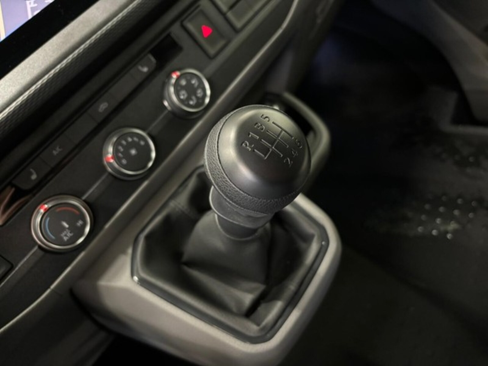 Volkswagen T6.1 Transporter Kasten kurzer Radstand – Bild 16