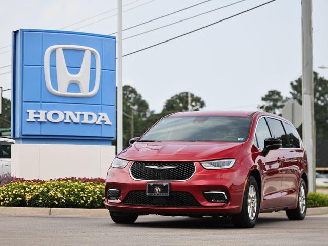 Photo of 2025 Chrysler Pacifica 