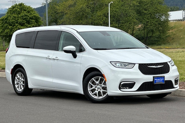 Photo of 2023 Chrysler Pacifica 