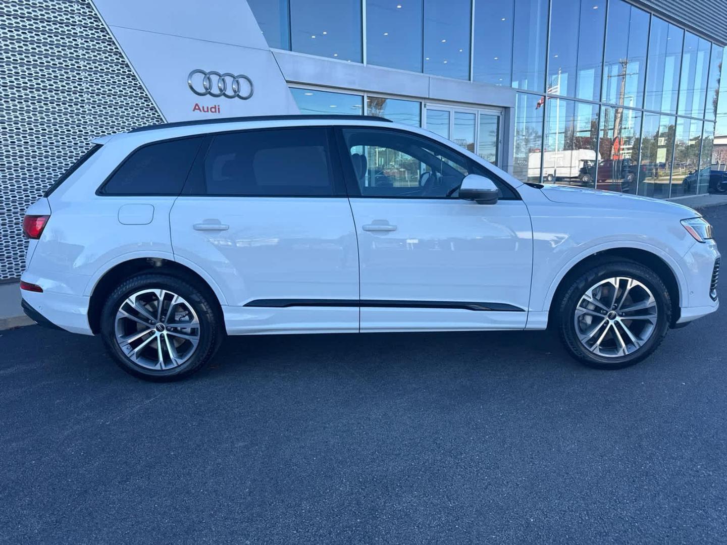 2026 Audi Q7 Premium - Photo 9
