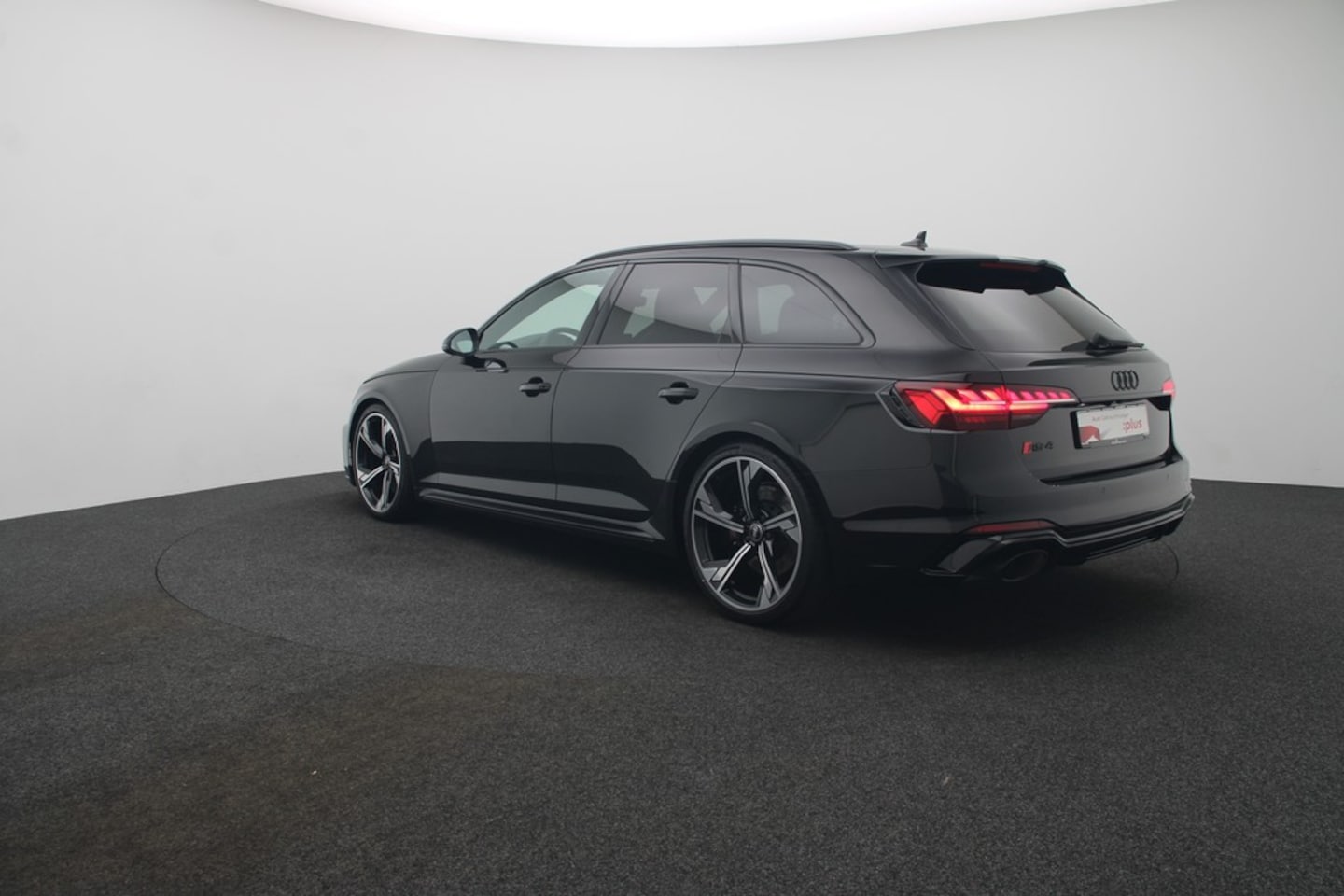 Bild über Audi RS 4 Avant TFSI quattro tiptronic - für weitere Informationen kontaktieren Sie den Audi Partner