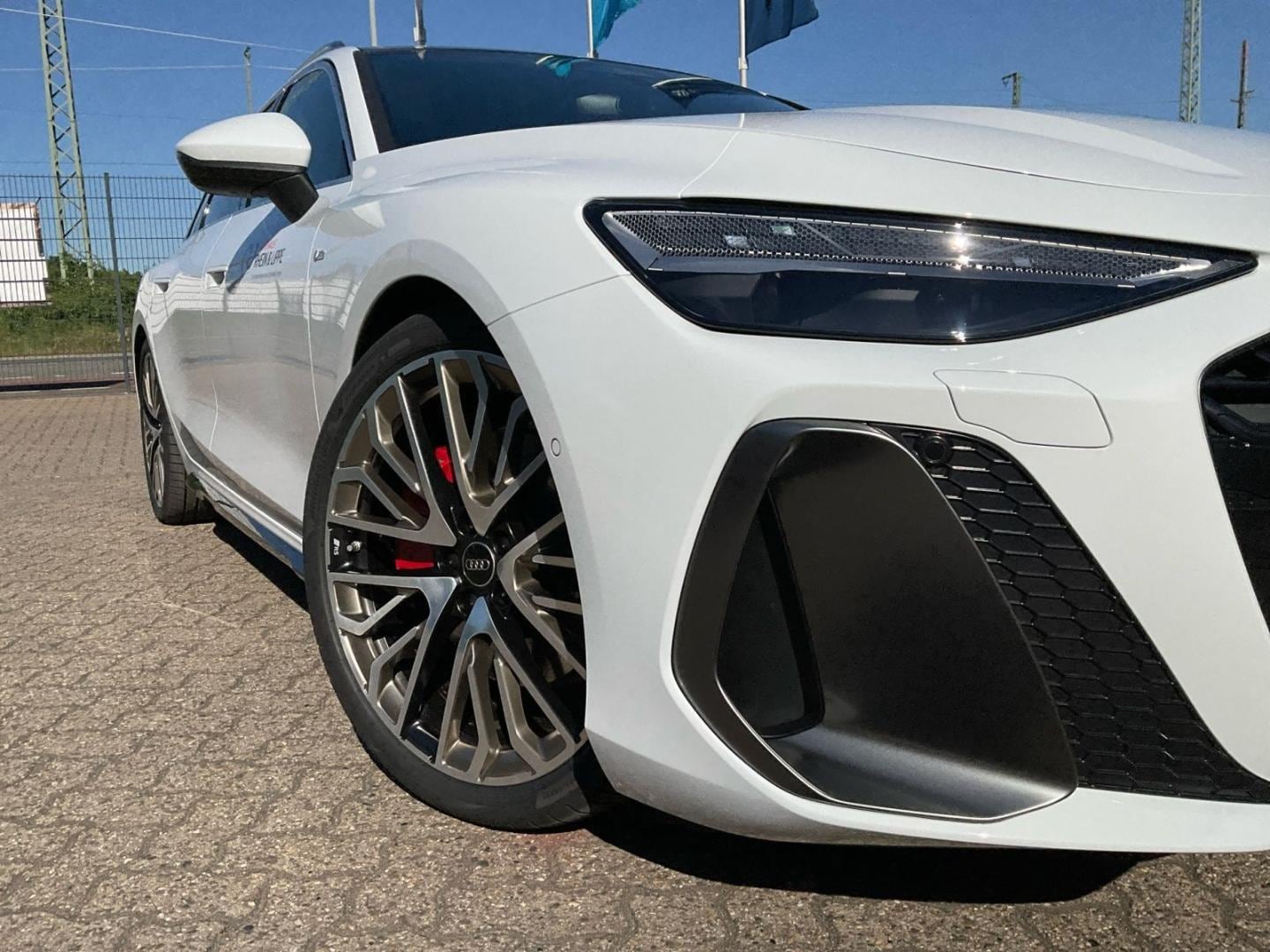 Bild über Audi A6 Avant TFSI quattro 270 kW S tronic - für weitere Informationen kontaktieren Sie den Audi Partner