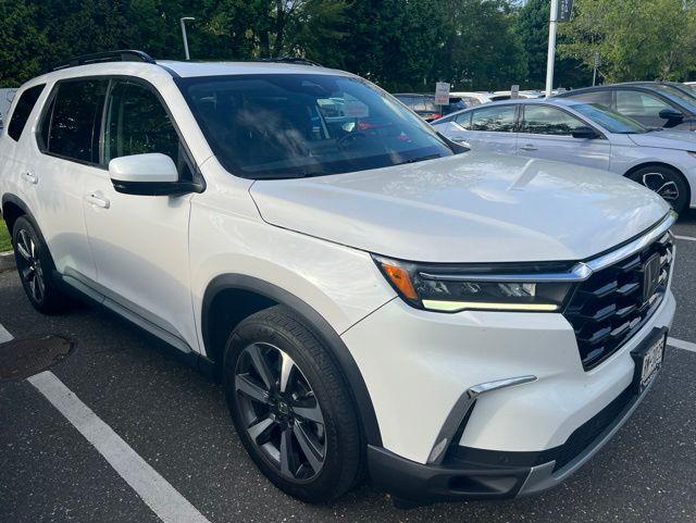 2023 Honda Pilot Touring AWD's photo