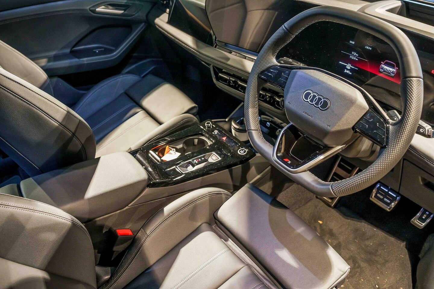 Image about Audi Q6 SUV e-tron e-tron quattro