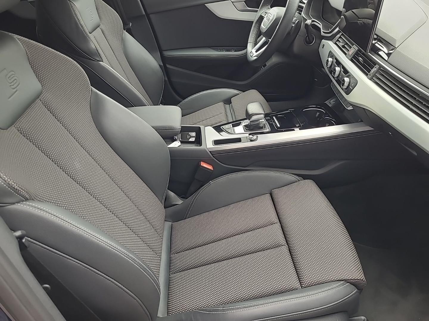Bild über Audi A4 Avant S line 40 TFSI S tronic - für weitere Informationen kontaktieren Sie den Audi Partner