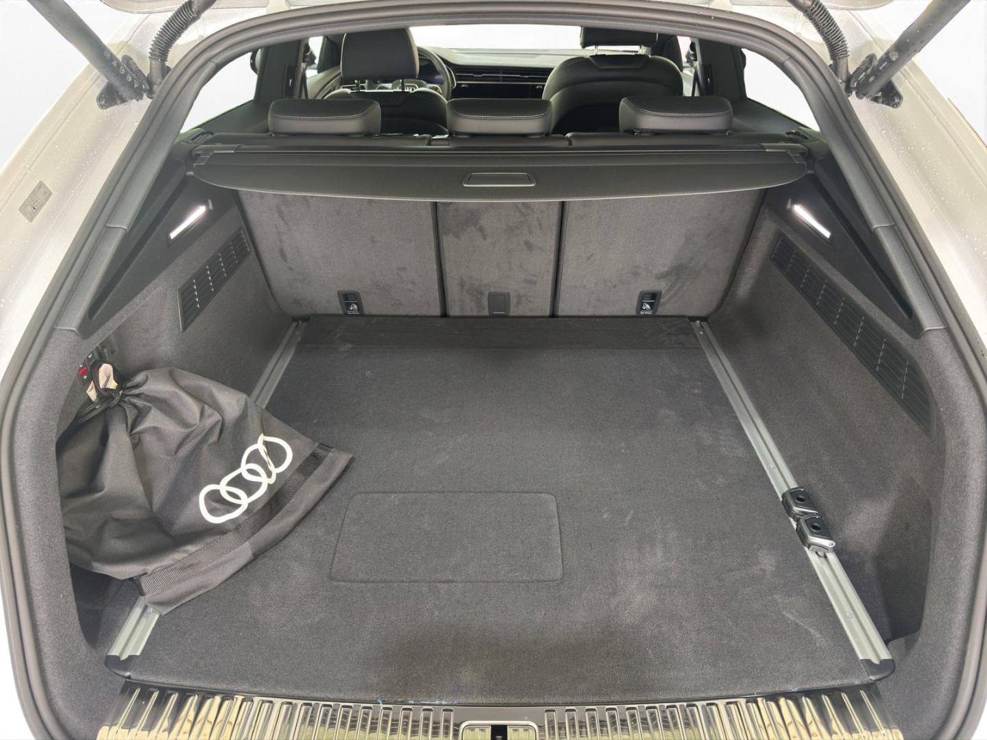 Bild über Audi Q8 SUV TFSI e S line business TFSI e quattro 290 kW tiptronic - für weitere Informationen kontaktieren Sie den Audi Partner