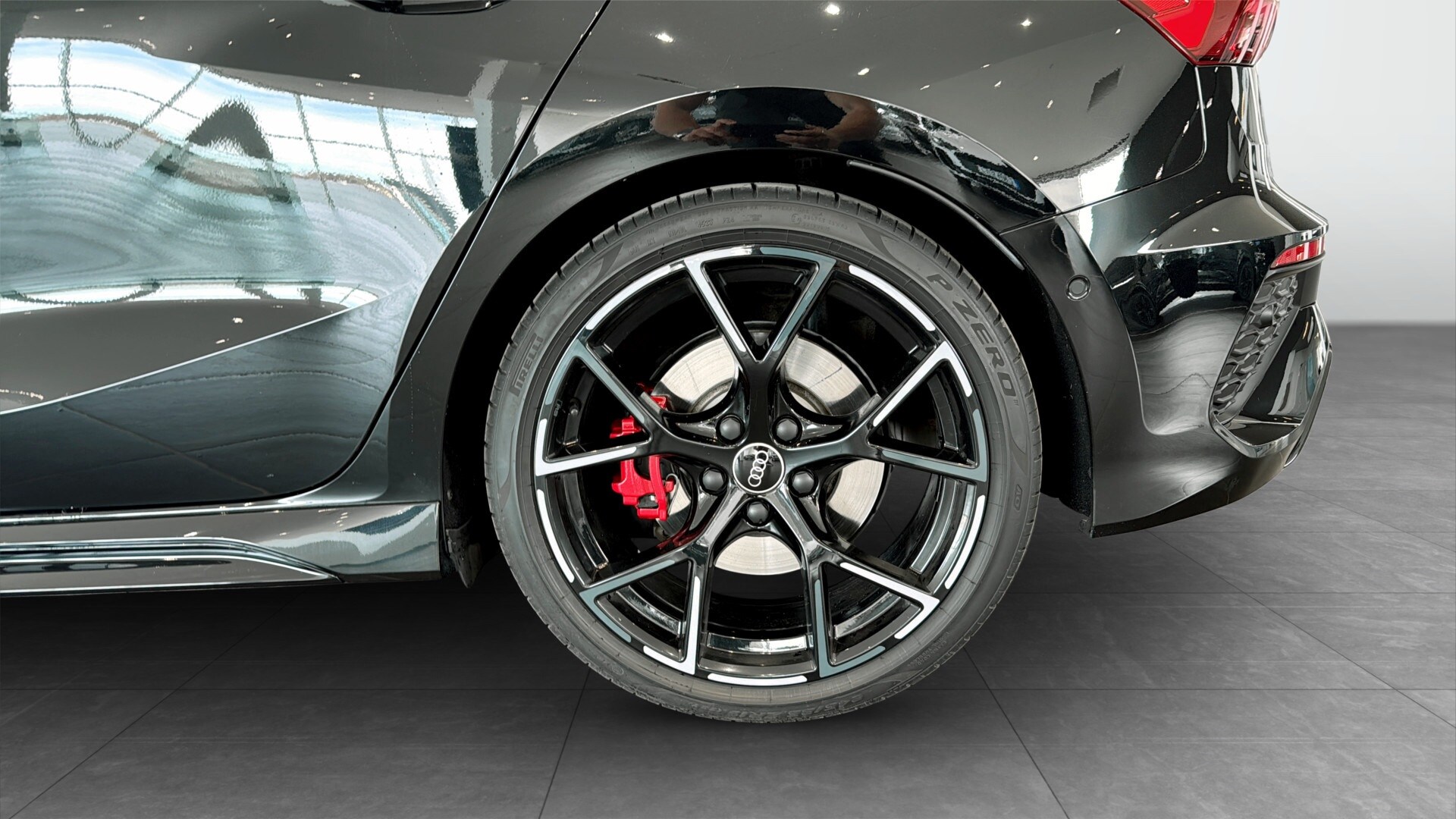 Bild som visar&nbsp;Audi RS 3 Sportback&nbsp;RS 3 Sportback 400 hk S tronic - för mer information kontakta din Audi Partner