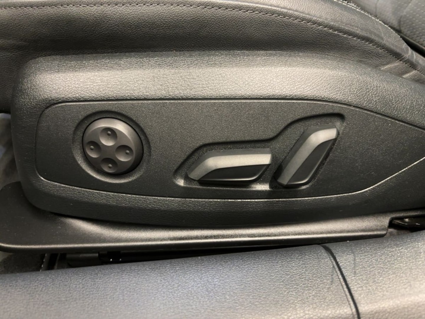 Bild über Audi S4 Avant TDI quattro tiptronic - für weitere Informationen kontaktieren Sie den Audi Partner