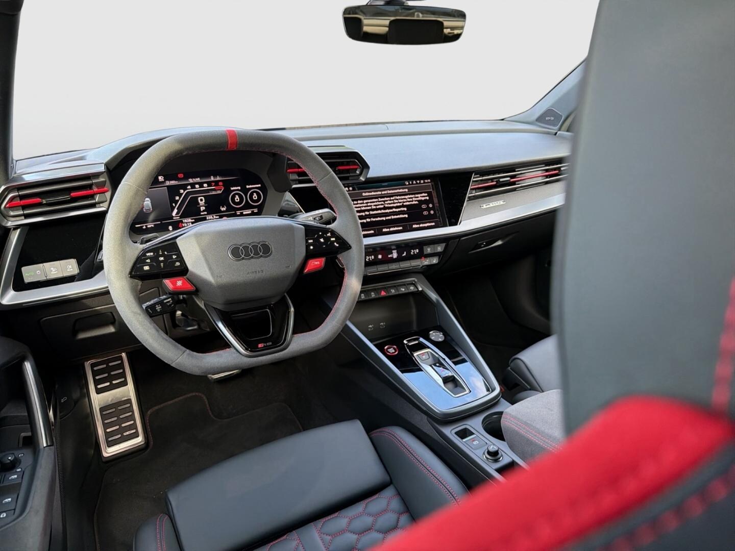 Bild über Audi RS 3 Sportback TFSI quattro S tronic - für weitere Informationen kontaktieren Sie den Audi Partner