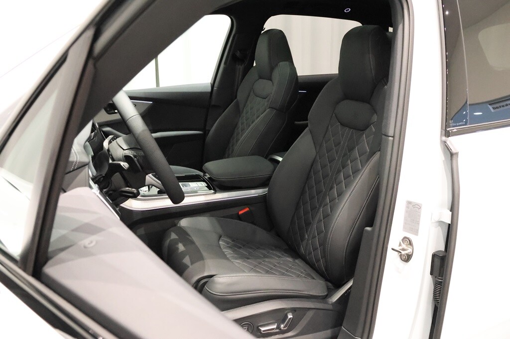 Bild som visar Audi Q7 SUV TFSI e Q7 SUV 60 TFSI e quattro S line 490 hk tiptronic - för mer information kontakta din Audi Partner
