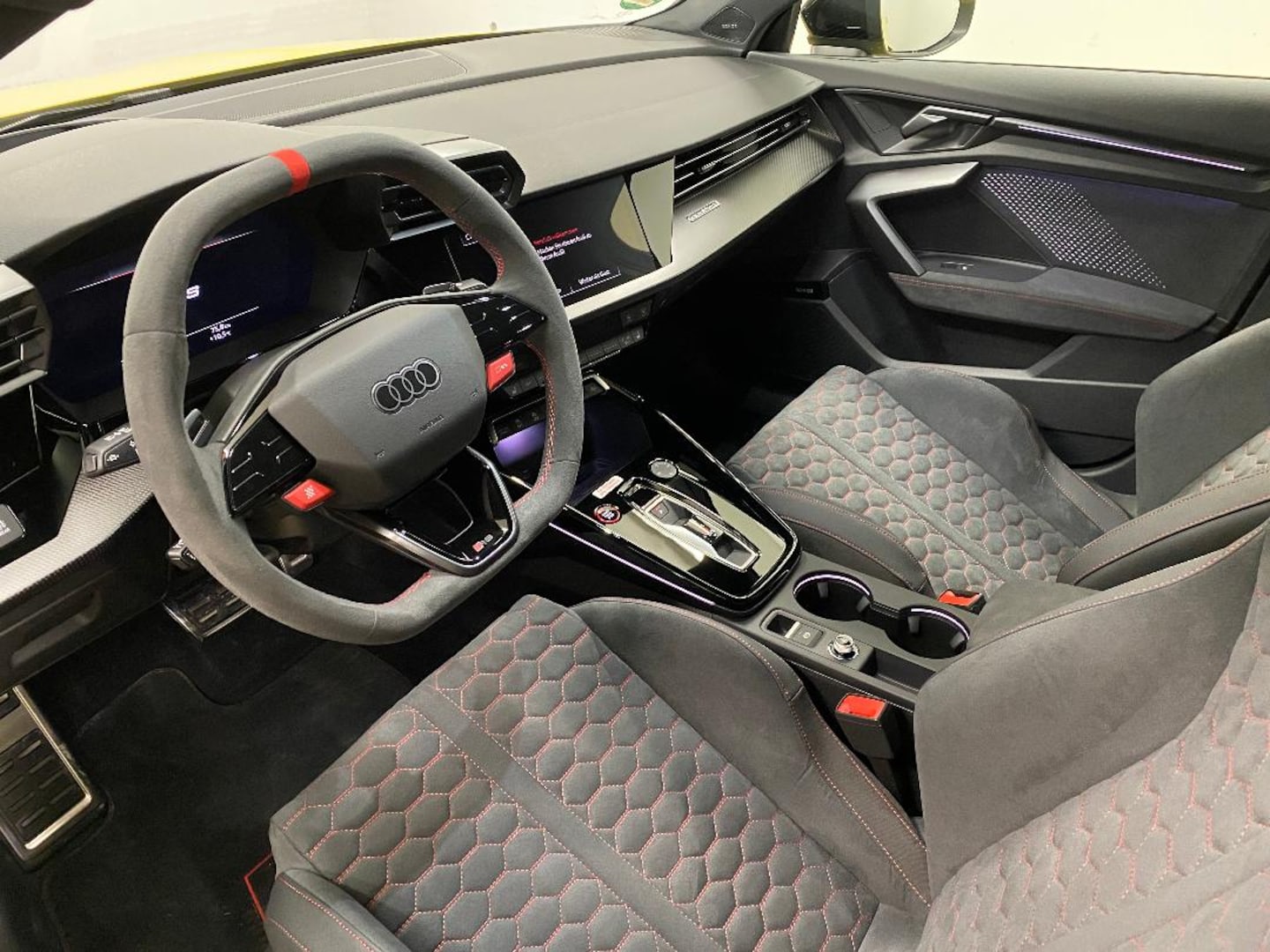 Bild über Audi RS 3 Limousine TFSI quattro 294 kW S tronic - für weitere Informationen kontaktieren Sie den Audi Partner