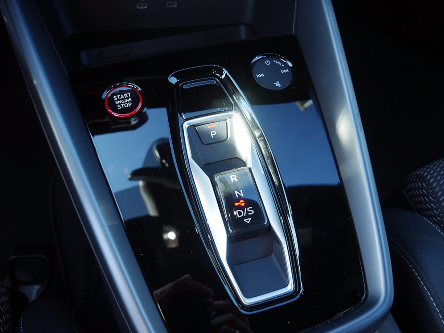 Bild über Audi S3 Limousine TFSI quattro S tronic - für weitere Informationen kontaktieren Sie den Audi Partner
