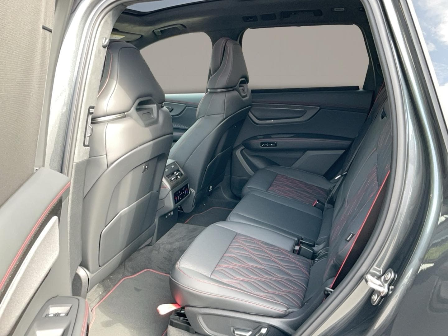 Bild über Audi Q7 SUV TDI quattro 220 kW tiptronic - für weitere Informationen kontaktieren Sie den Audi Partner