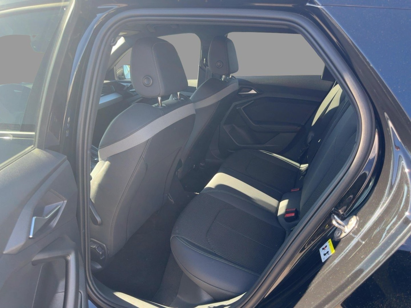 Bild über Audi A1 Sportback S line 30 TFSI S tronic - für weitere Informationen kontaktieren Sie den Audi Partner