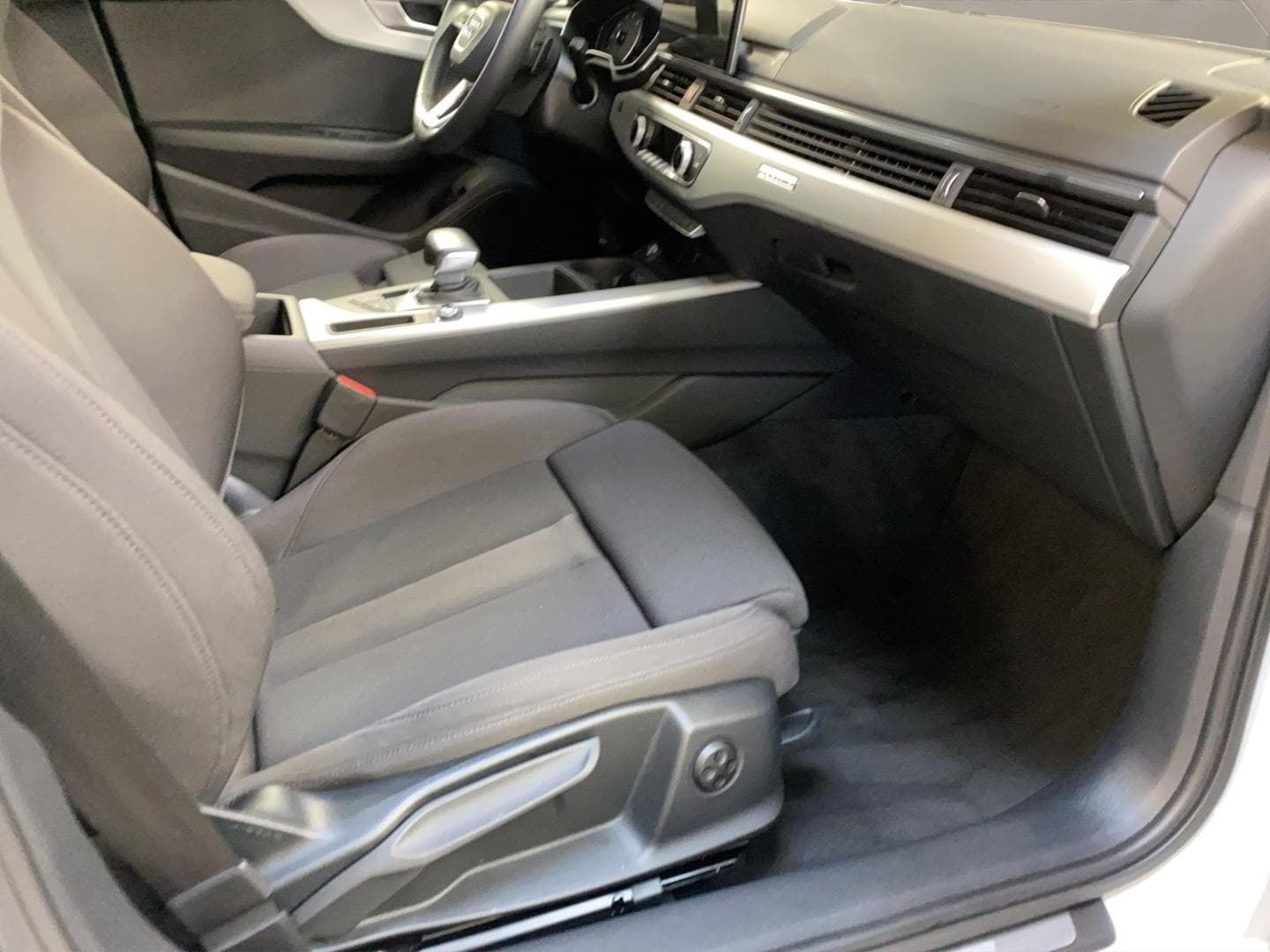 Bild über Audi A4 Avant advanced 40 TFSI quattro S tronic - für weitere Informationen kontaktieren Sie den Audi Partner