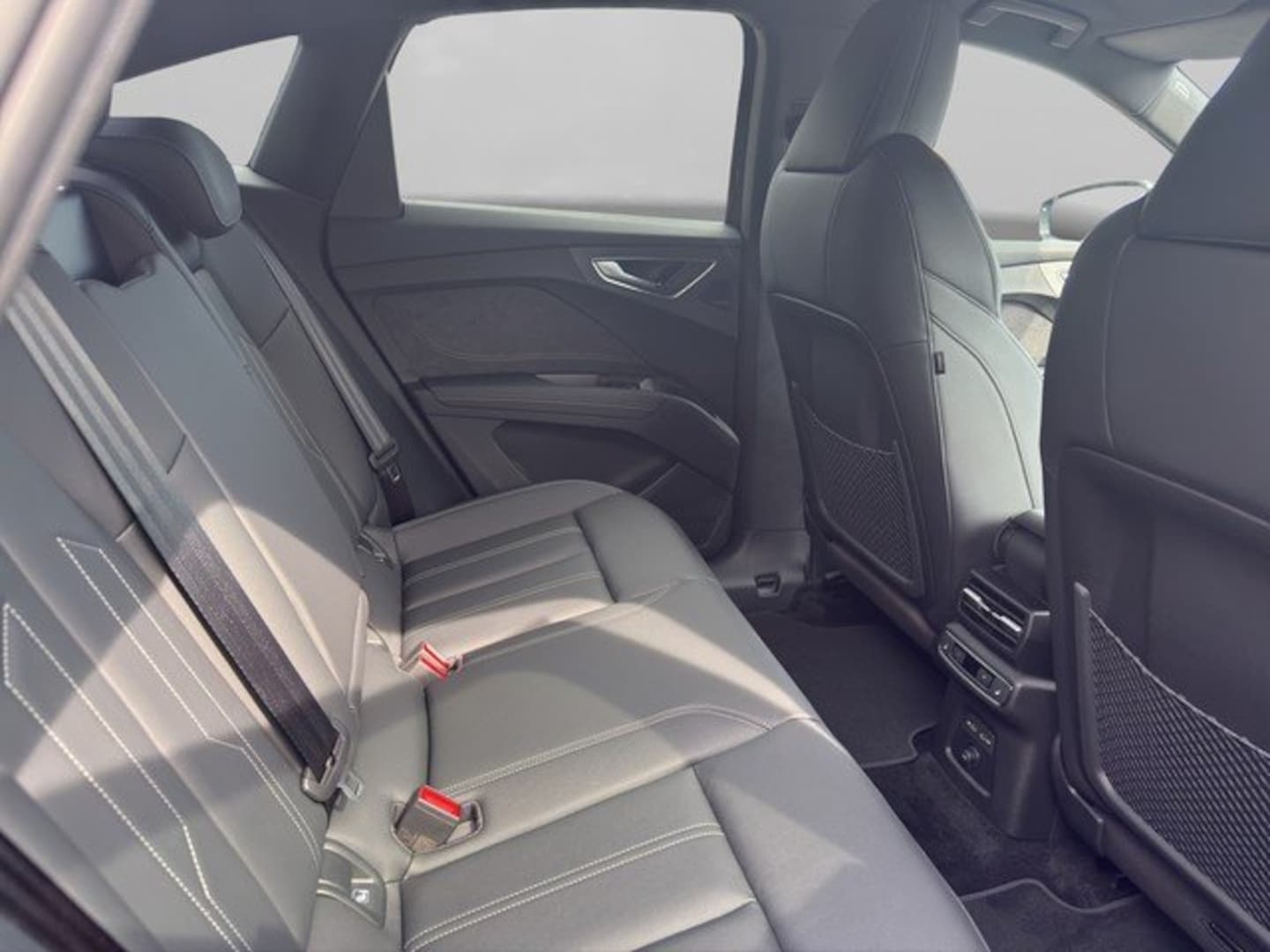Bild über Audi Q4 Sportback e-tron e-tron quattro 220 kW - für weitere Informationen kontaktieren Sie den Audi Partner