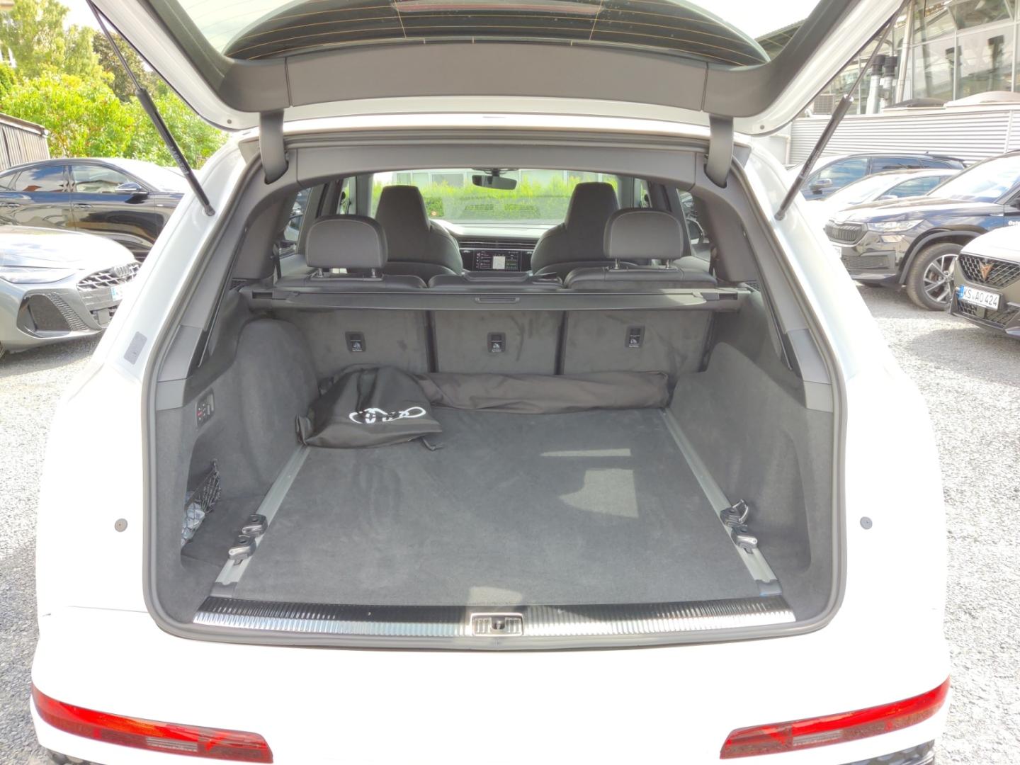 Image about Audi Q7 SUV TFSI e S line 60 TFSI e quattro tiptronic