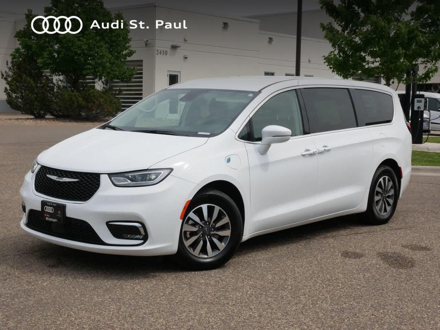 2022 Chrysler Pacifica Hybrid Touring L Hybrid's photo
