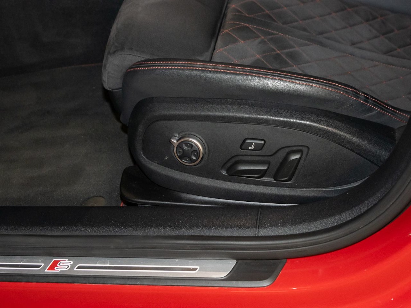 Bild über Audi S4 Avant TDI quattro tiptronic - für weitere Informationen kontaktieren Sie den Audi Partner