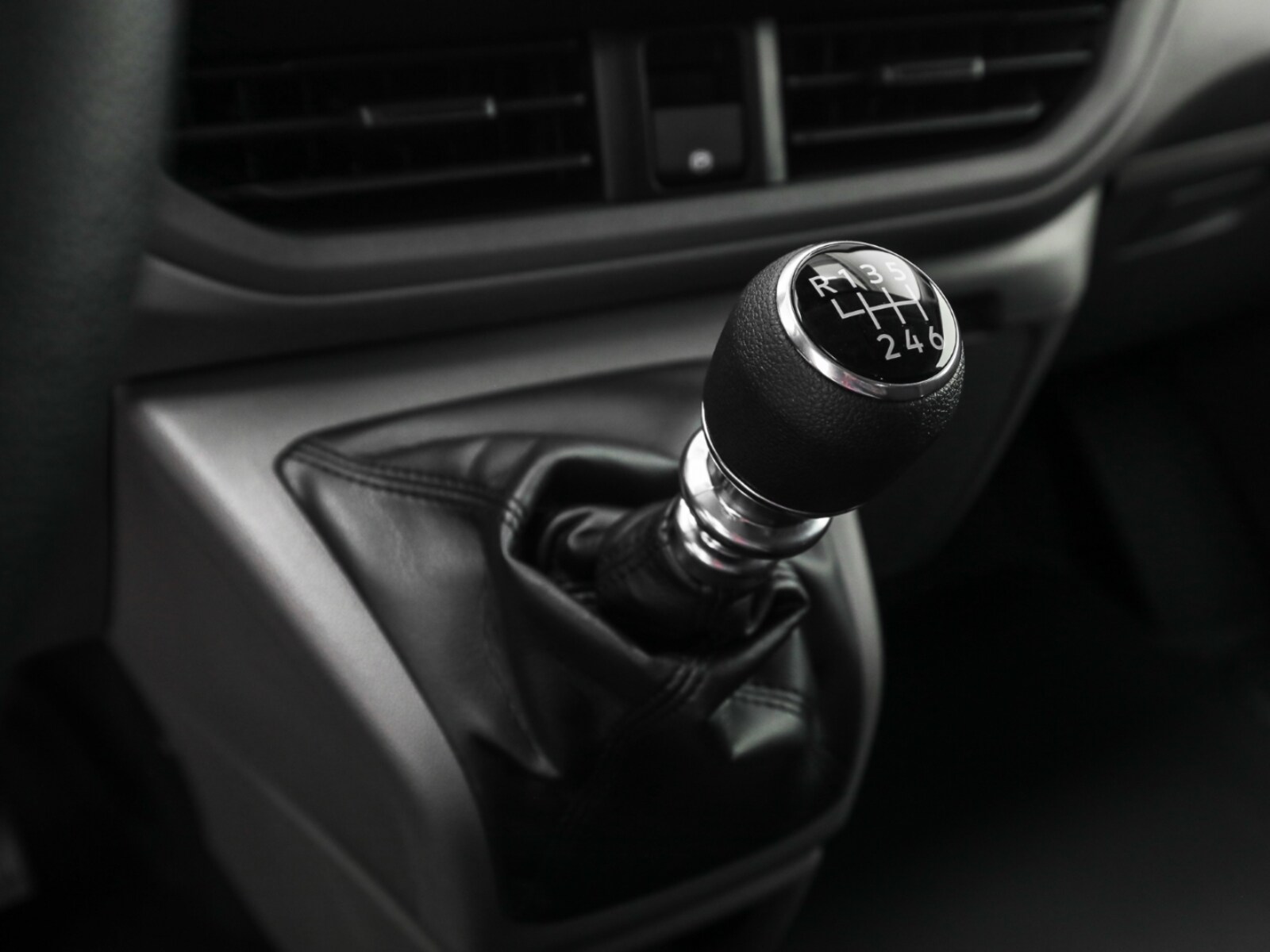 Volkswagen Transporter Kasten kurzer Radstand – Bild 9