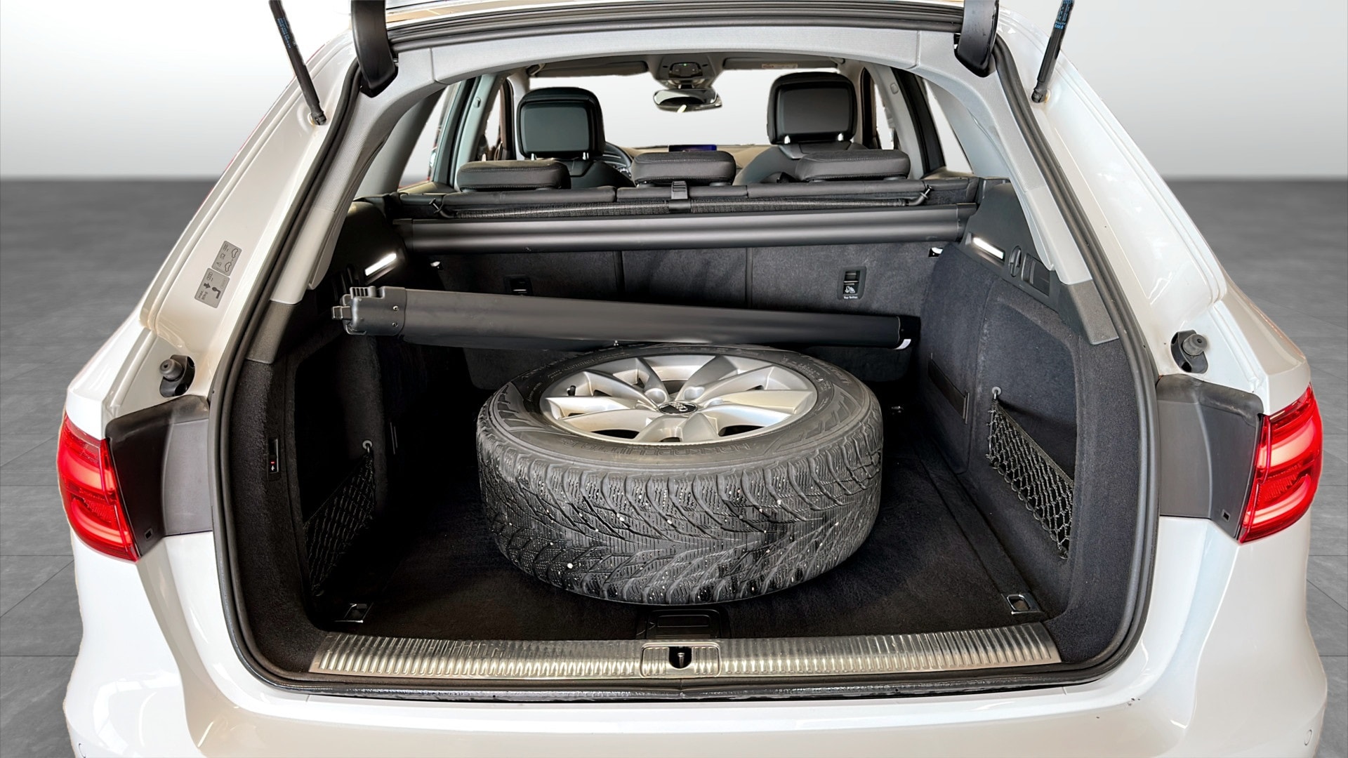 Image about Audi A4 Avant (Stängd för nybeställning) A4 Avant 40 TDI quattro Proline Sport 190 hk S tronic