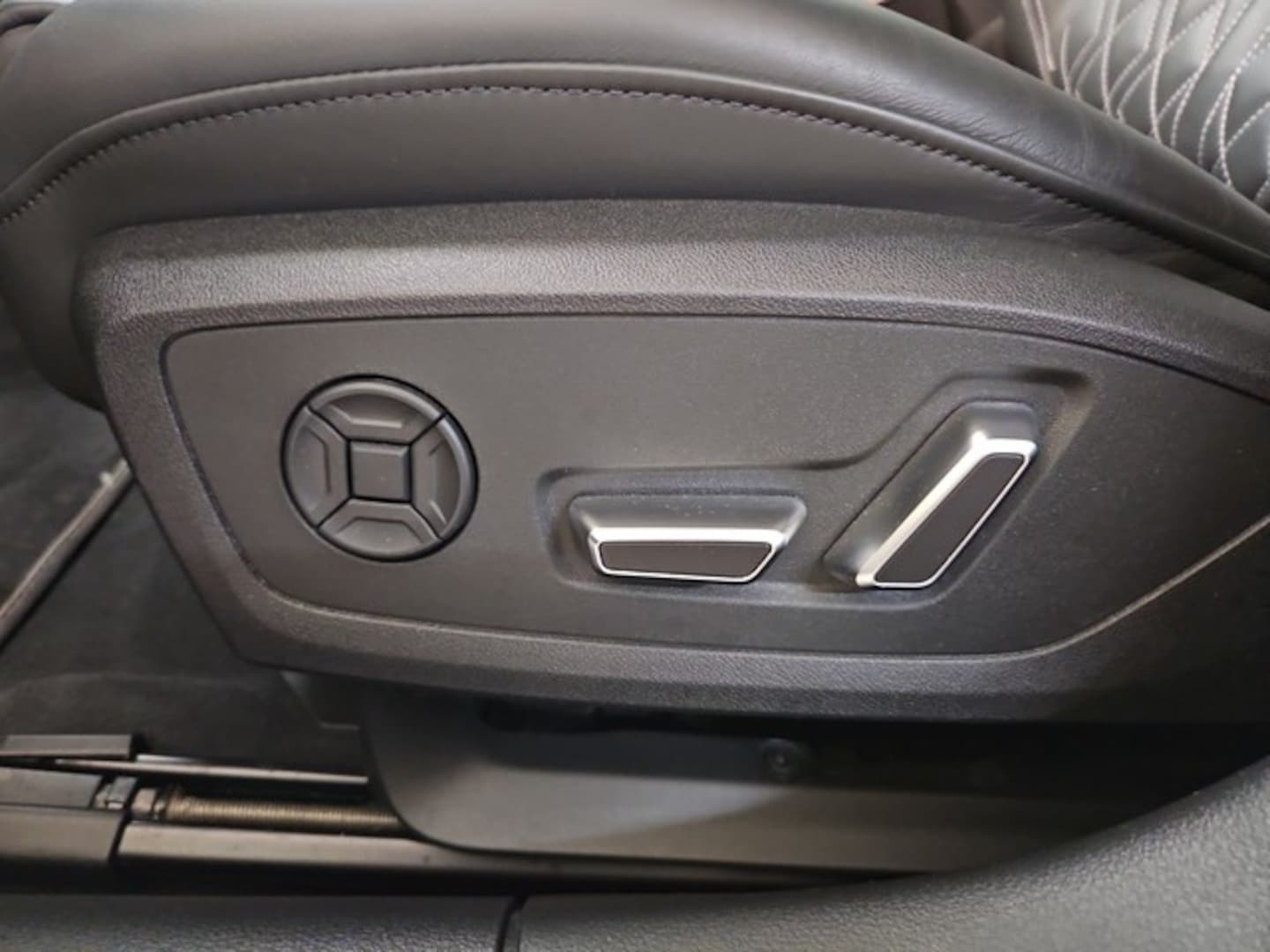 Bild über Audi S6 Avant TDI quattro tiptronic - für weitere Informationen kontaktieren Sie den Audi Partner