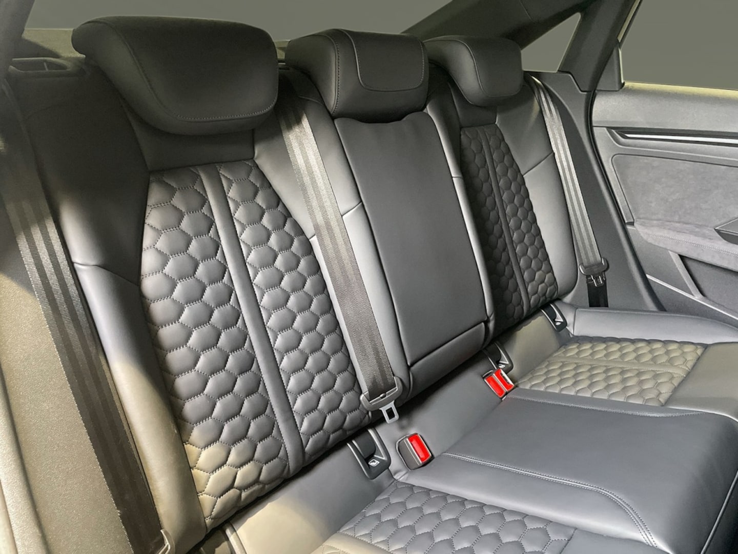 Bild über Audi RS 3 Limousine TFSI quattro 294 kW S tronic - für weitere Informationen kontaktieren Sie den Audi Partner