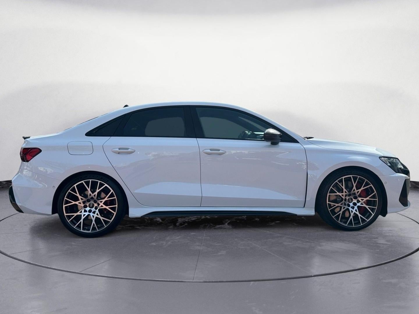 Bild über Audi RS 3 Limousine TFSI quattro S tronic - für weitere Informationen kontaktieren Sie den Audi Partner
